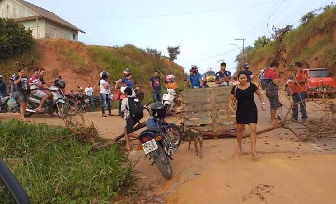 Moradores reivindicam melhorias e interditam rua em Cruzeiro do Sul