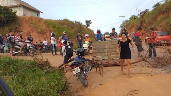 Moradores reivindicam melhorias e interditam rua em Cruzeiro do Sul