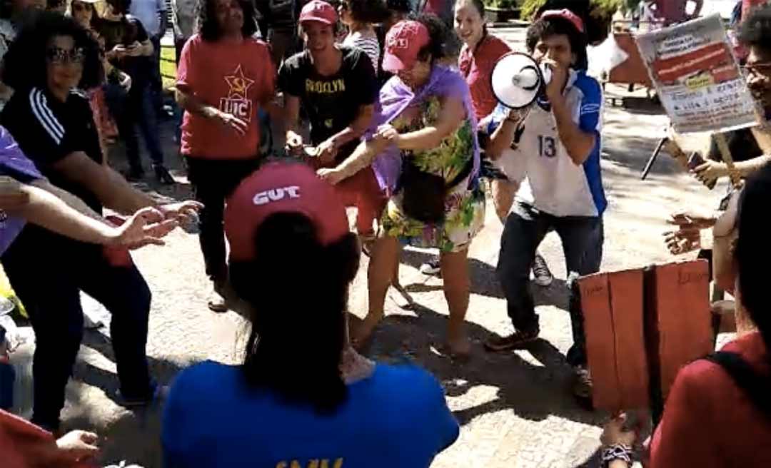 Estudantes fazem dancinha anti-Bolsonaro durante protesto; Assista