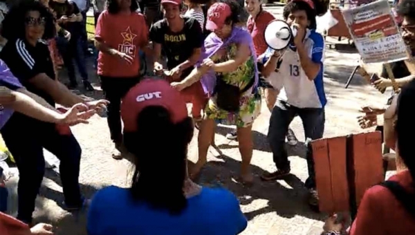 Estudantes fazem dancinha anti-Bolsonaro durante protesto; Assista