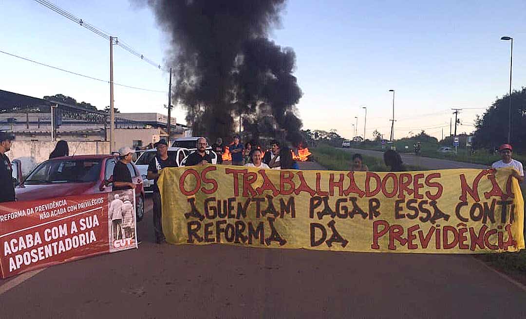 Em greve geral, manifestantes se reúnem na frente do Palácio Rio Branco nesta sexta-feira