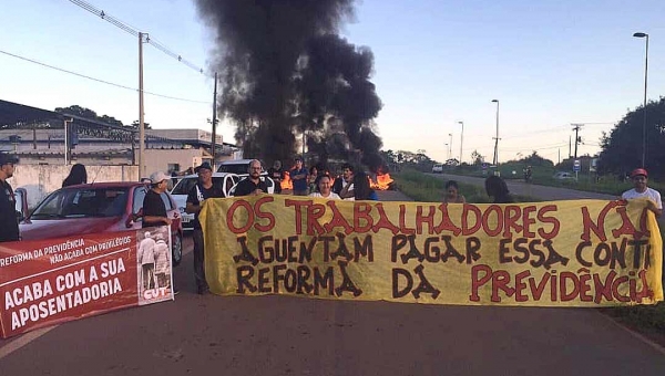 Em greve geral, manifestantes se reúnem na frente do Palácio Rio Branco nesta sexta-feira