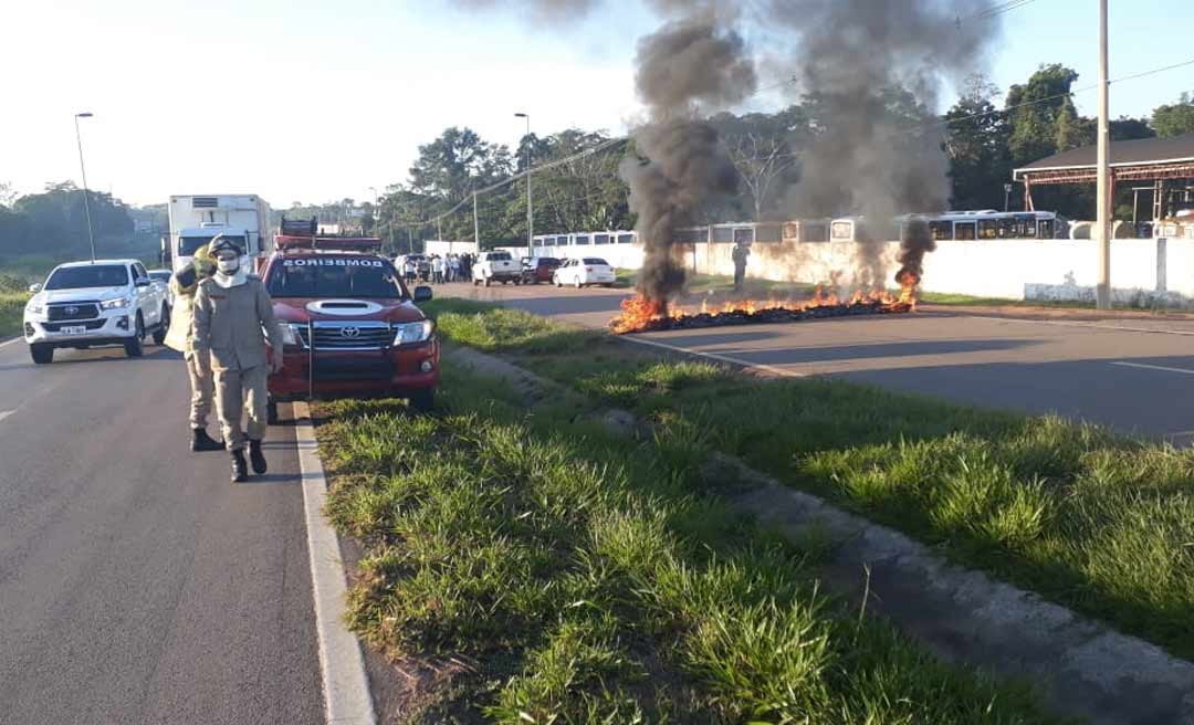 Manifestantes fecham Estrada do Aeroporto e ateiam fogo em pneus em frente a garagem de ônibus