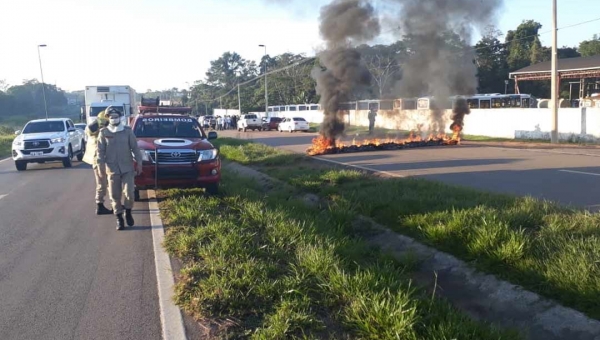 Manifestantes fecham Estrada do Aeroporto e ateiam fogo em pneus em frente a garagem de ônibus