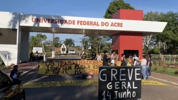 Estudantes e servidores da Ufac fecham a entrada da instituição em ato da greve geral