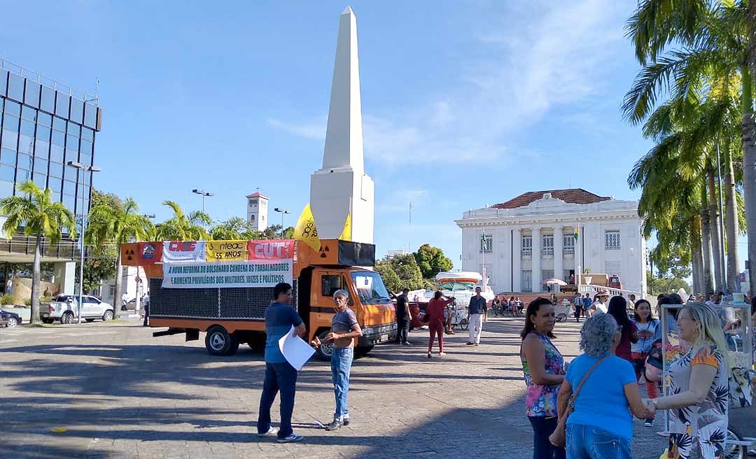 Rosana Nascimento protesta pelo fiasco da greve na frente do Palácio e diz que professores estão 'trancados' e 'acovardados em sala de aula'