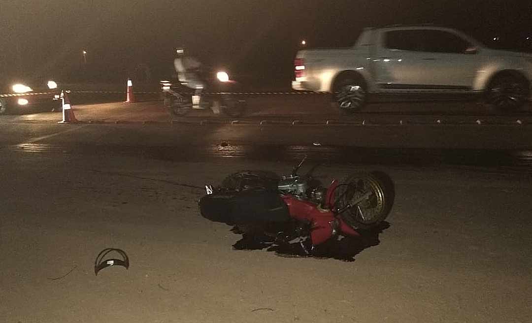 Motoqueiro é esmagado por caminhão carregado com toras de madeira