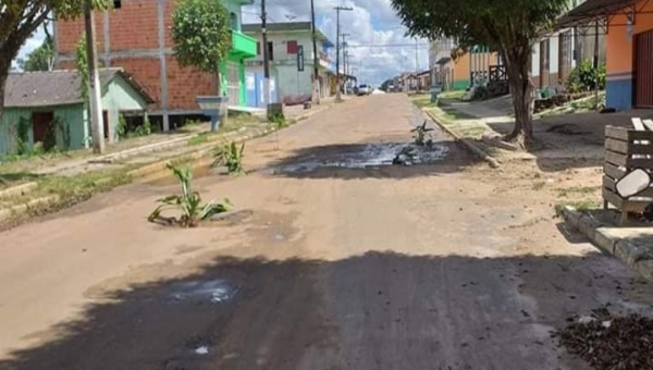 Moradores de Rodrigues Alves plantam bananeiras e pés de mandioca em rua esburacada em protesto contra a prefeitura