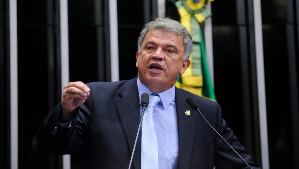 Petecão lembra assassinato do pai e diz que decreto de armas de Bolsonaro tem “interesse de empresas e grupos”