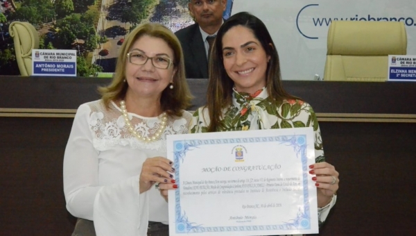 Lene Petecão homenageia Ana Paula Cameli em sessão na Câmara de Rio Branco