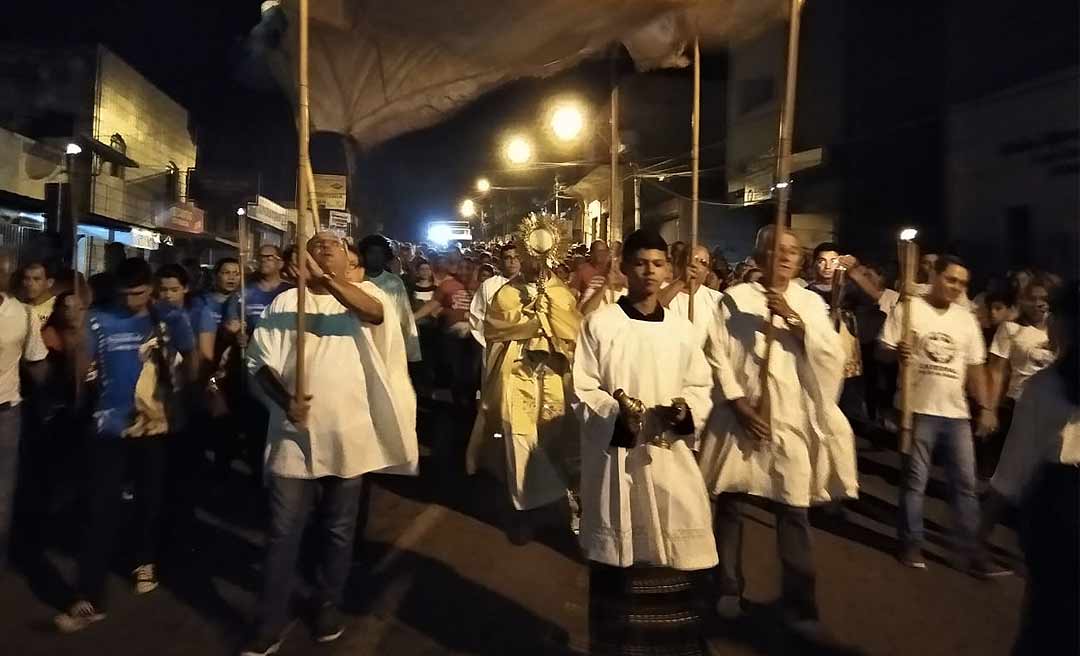 Procissão de Corpus Christi leva fiéis às ruas de Rio Branco