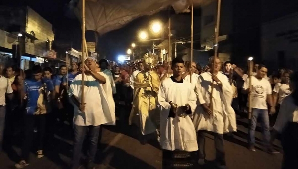 Procissão de Corpus Christi leva fiéis às ruas de Rio Branco