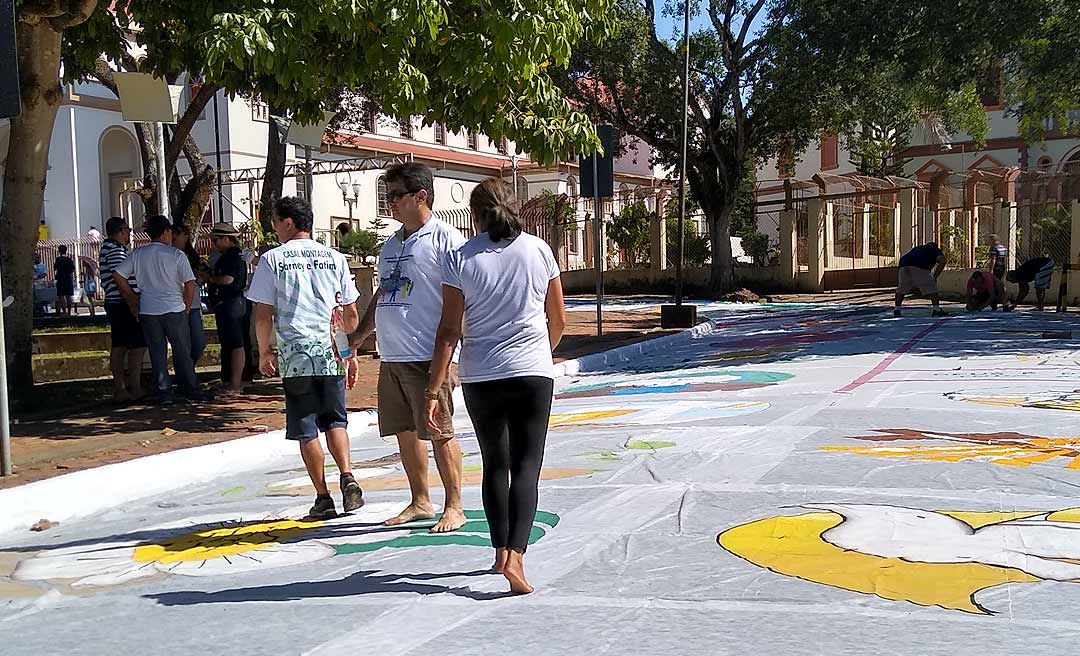 Tapete com símbolos cristãos, missa e procissão marcam o Corpus Christi em Rio Branco