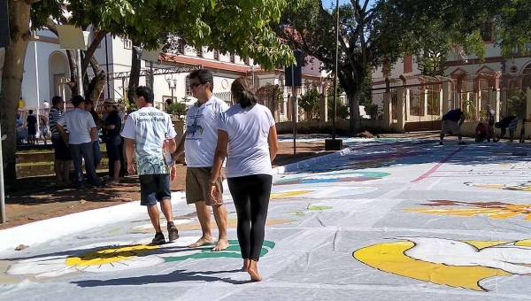 Tapete com símbolos cristãos, missa e procissão marcam o Corpus Christi em Rio Branco