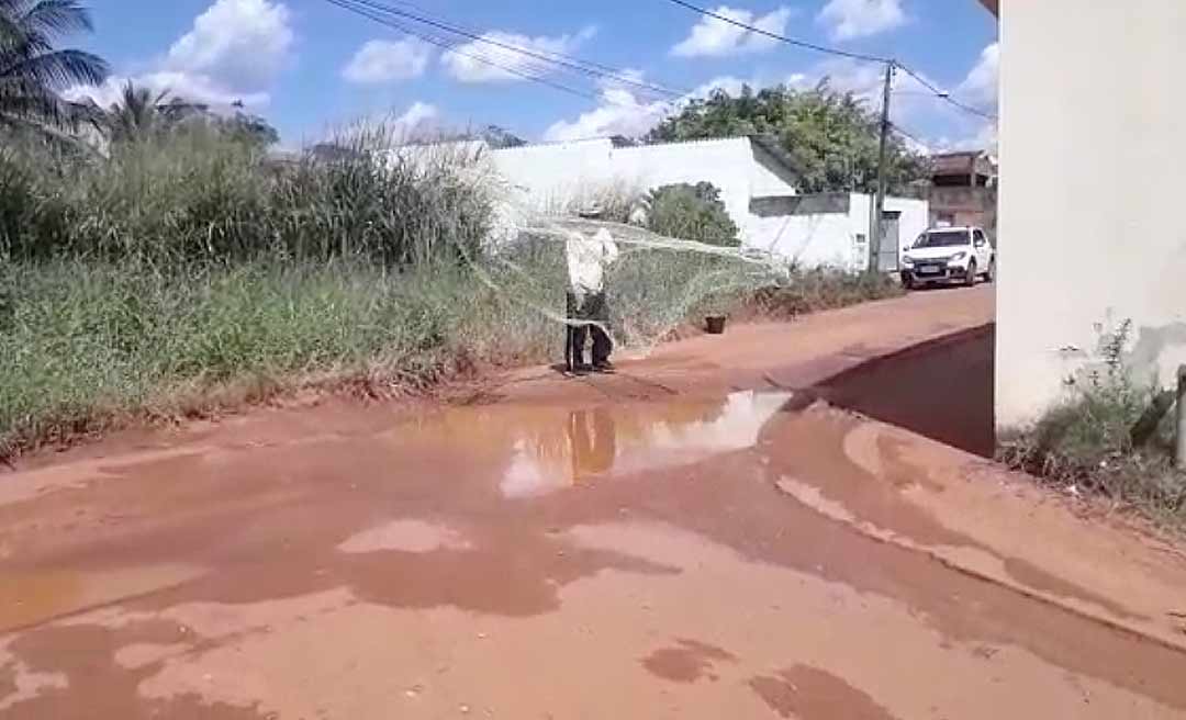 Pastor 'pesca' com tarrafa em buraco em rua no Jardim Europa em protesto contra a prefeitura de Rio Branco 