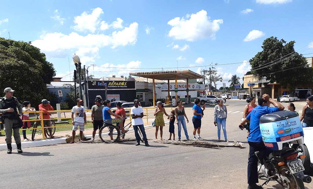 Manifestantes fecham ponte Juscelino Kubitschek cobrando casas do governo