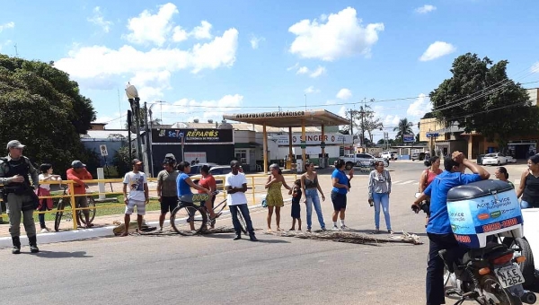 Manifestantes fecham ponte Juscelino Kubitschek cobrando casas do governo