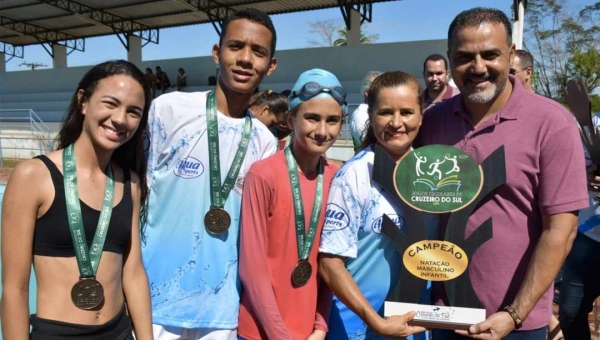 Prefeitura de Cruzeiro do Sul realiza premiação de escolas campeãs em atletismo e natação 