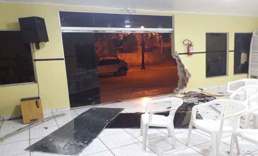 Motorista arromba igreja com caminhonete e atropela morador de rua em Rio Branco