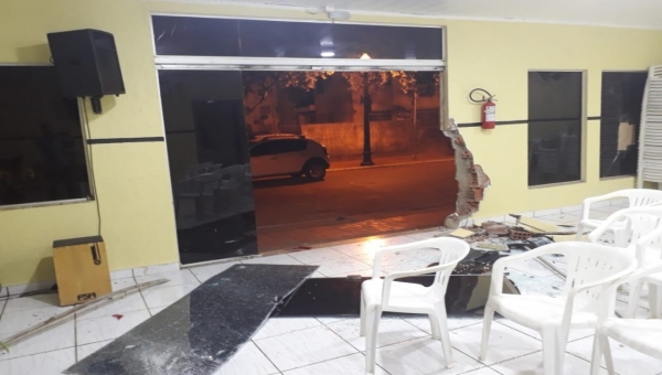 Motorista arromba igreja com caminhonete e atropela morador de rua em Rio Branco