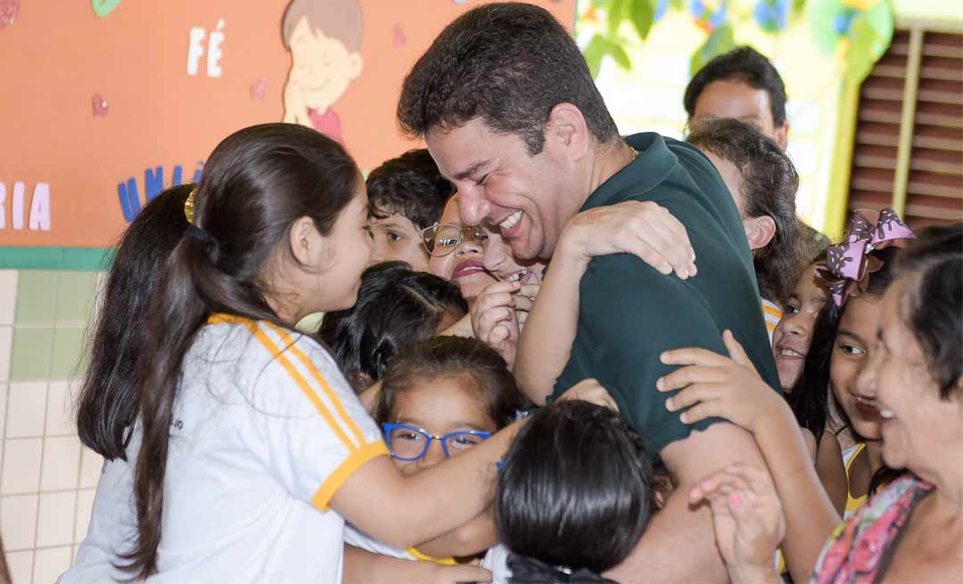 Gladson Cameli participa das comemorações de 30 anos da escola José Sales de Araújo, no Universitário