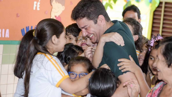 Gladson Cameli participa das comemorações de 30 anos da escola José Sales de Araújo, no Universitário