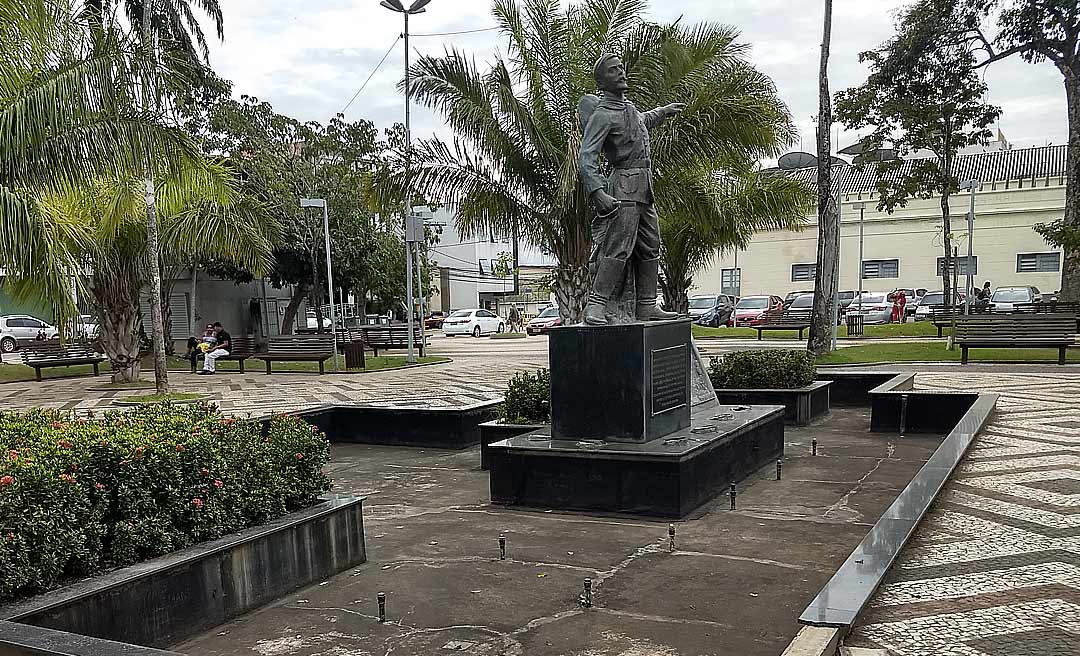 Monumento ao herói da Revolução Acreana sofre com o abandono no centro 