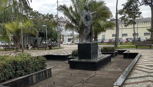 Monumento ao herói da Revolução Acreana sofre com o abandono no centro 