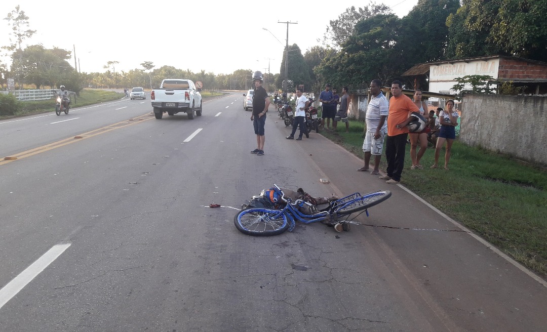 Ciclista ‘pega carona’ em carroceria de veículo, se desequilibra e é atropelado na AC-40