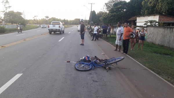 Ciclista ‘pega carona’ em carroceria de veículo, se desequilibra e é atropelado na AC-40