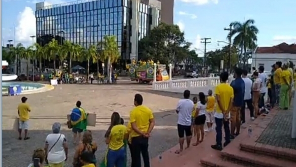 Ato a favor do governo Bolsonaro em Rio Branco não conseguiu reunir 100 pessoas 