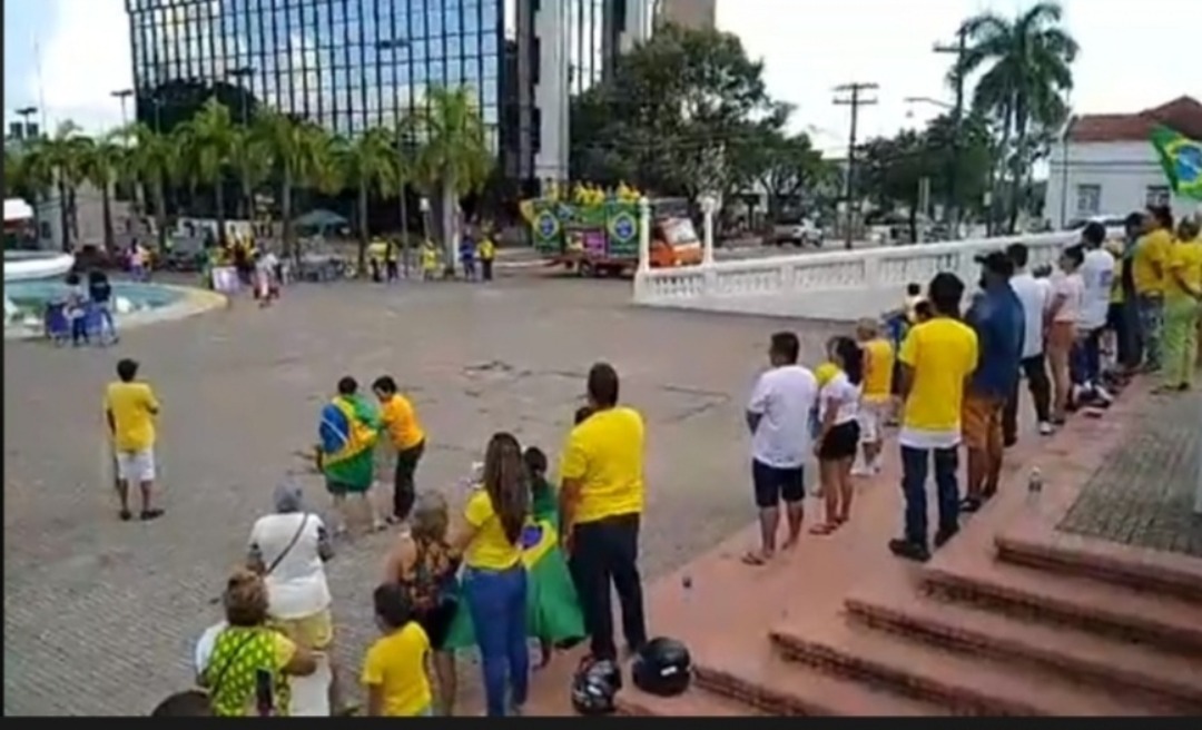 Ato pró-Bolsonaro em Rio Branco teve hinos nacional e acreano, discursos antiesquerda e citações sobre Deus 