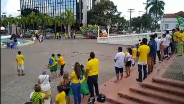 Ato pró-Bolsonaro em Rio Branco teve hinos nacional e acreano, discursos antiesquerda e citações sobre Deus 