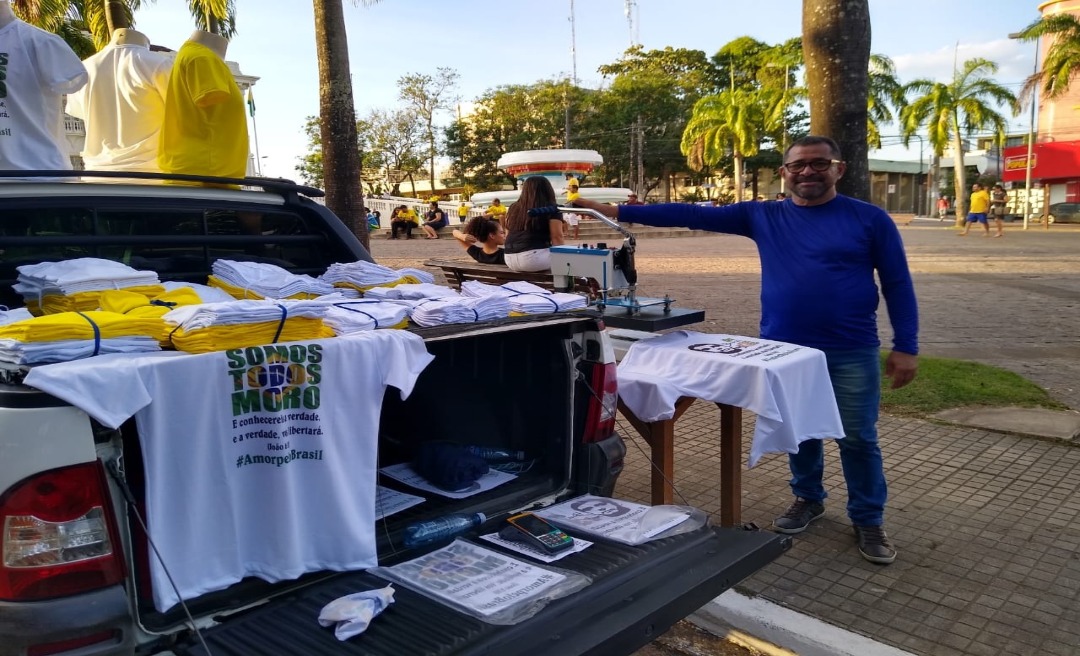 Dono de malharia lucra com venda de camisas pró-Bolsonaro durante manifestação em Rio Branco