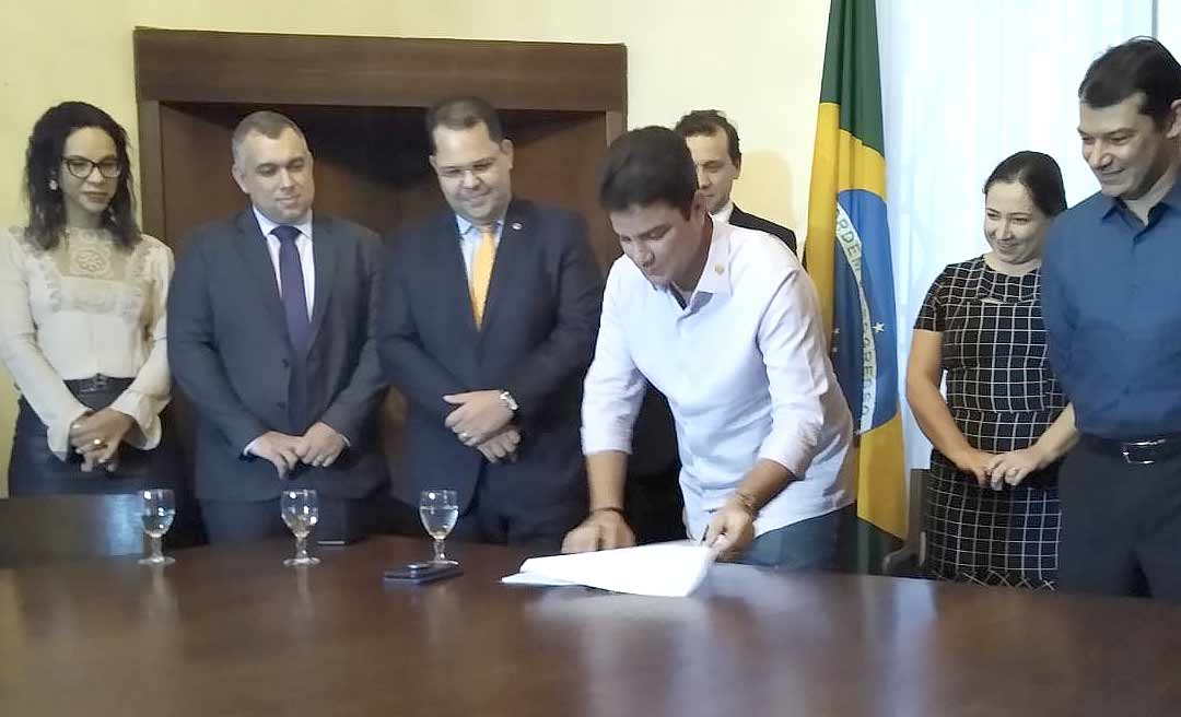 Gladson sanciona projeto de Roberto Duarte que beneficia advogados do Acre