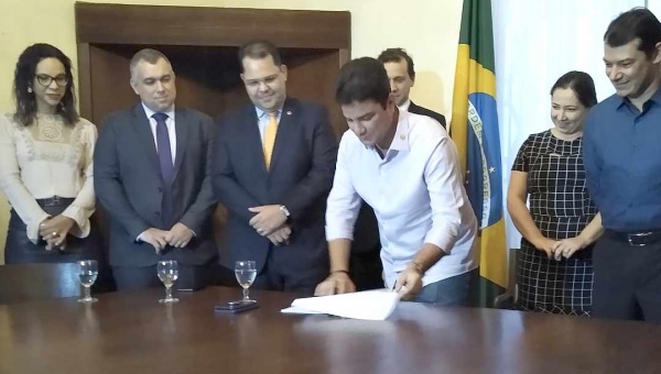 Gladson sanciona projeto de Roberto Duarte que beneficia advogados do Acre