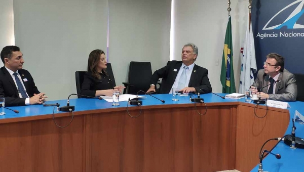 Jéssica Sales participa de reunião decisiva na Antaq para restabelecer o abastecimento de combustíveis no Juruá