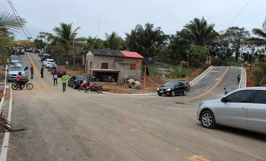 Em Brasileia, Prefeita Fernanda Hassem, entrega ruas pavimentadas para comunidade