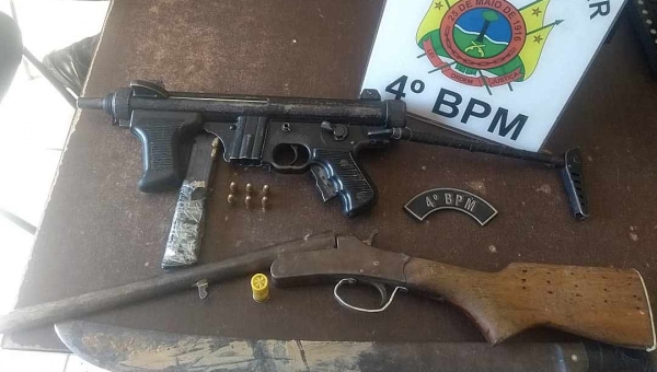 Após troca de tiros com criminosos na Sapolândia, Polícia Militar apreende metralhadora e escopeta