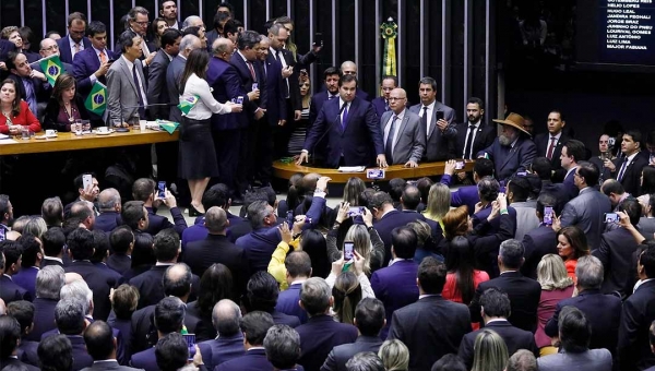 Deputados aprovam texto-base da reforma da Previdência por 379 votos a 131