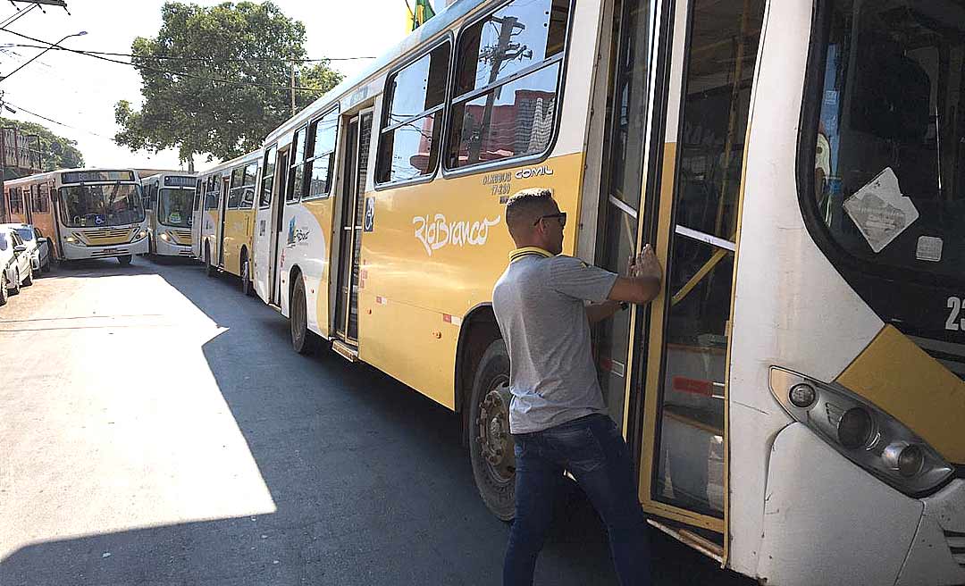 Contra táxi compartilhado, motoristas de ônibus fecham acesso à Câmara de Rio Branco