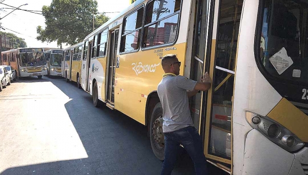 Contra táxi compartilhado, motoristas de ônibus fecham acesso à Câmara de Rio Branco