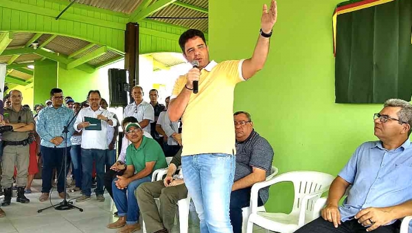 Governador Gladson entrega escola na Resex Cazumbá em Sena Madureira