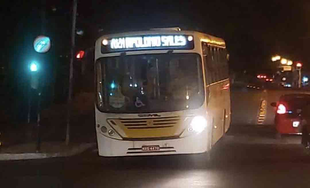 Ônibus circula à noite com farol queimado em Rio Branco e põe pessoas em risco, diz ativista