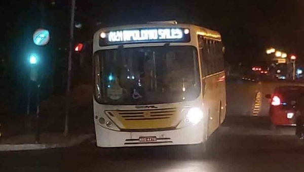 Ônibus circula à noite com farol queimado em Rio Branco e põe pessoas em risco, diz ativista