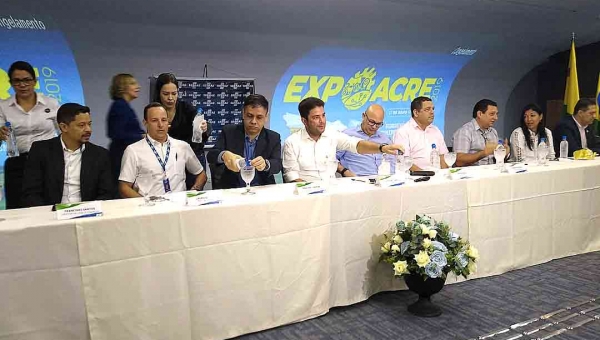 Lançamento da Expoacre 2019 teve cutucada de José Adriano, anúncio da prefeitura e Gladson brincando com o apelido de barão da soja