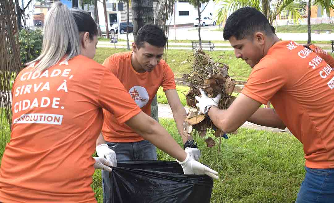 Membros de igreja promovem ação voluntária de limpeza no Parque da Maternidade 