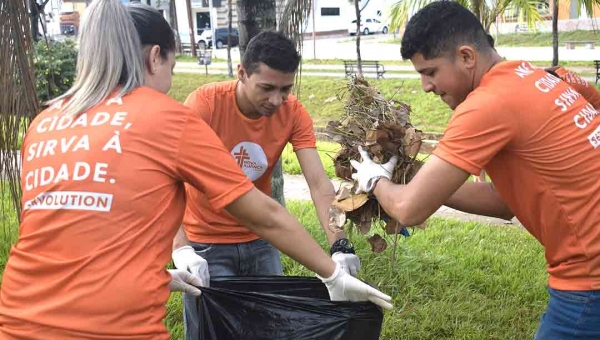 Membros de igreja promovem ação voluntária de limpeza no Parque da Maternidade 