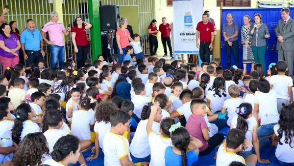 Prefeita Socorro Neri entrega obras de revitalização da Escola Ismael Gomes