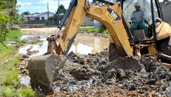 Obras de infraestrutura urbana do governo geram emprego e renda em Feijó